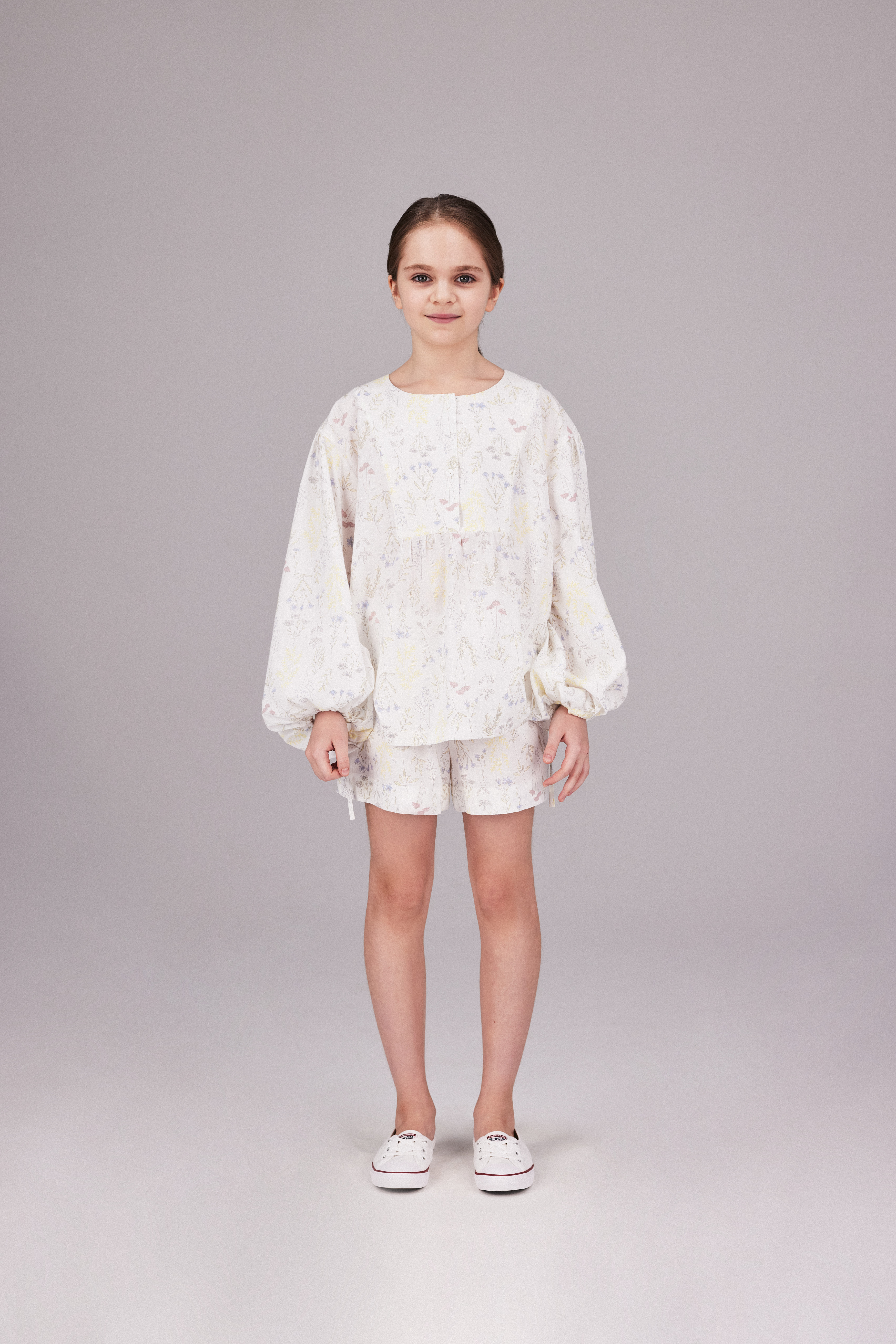 Set: voluminous blouse with side wings and shorts