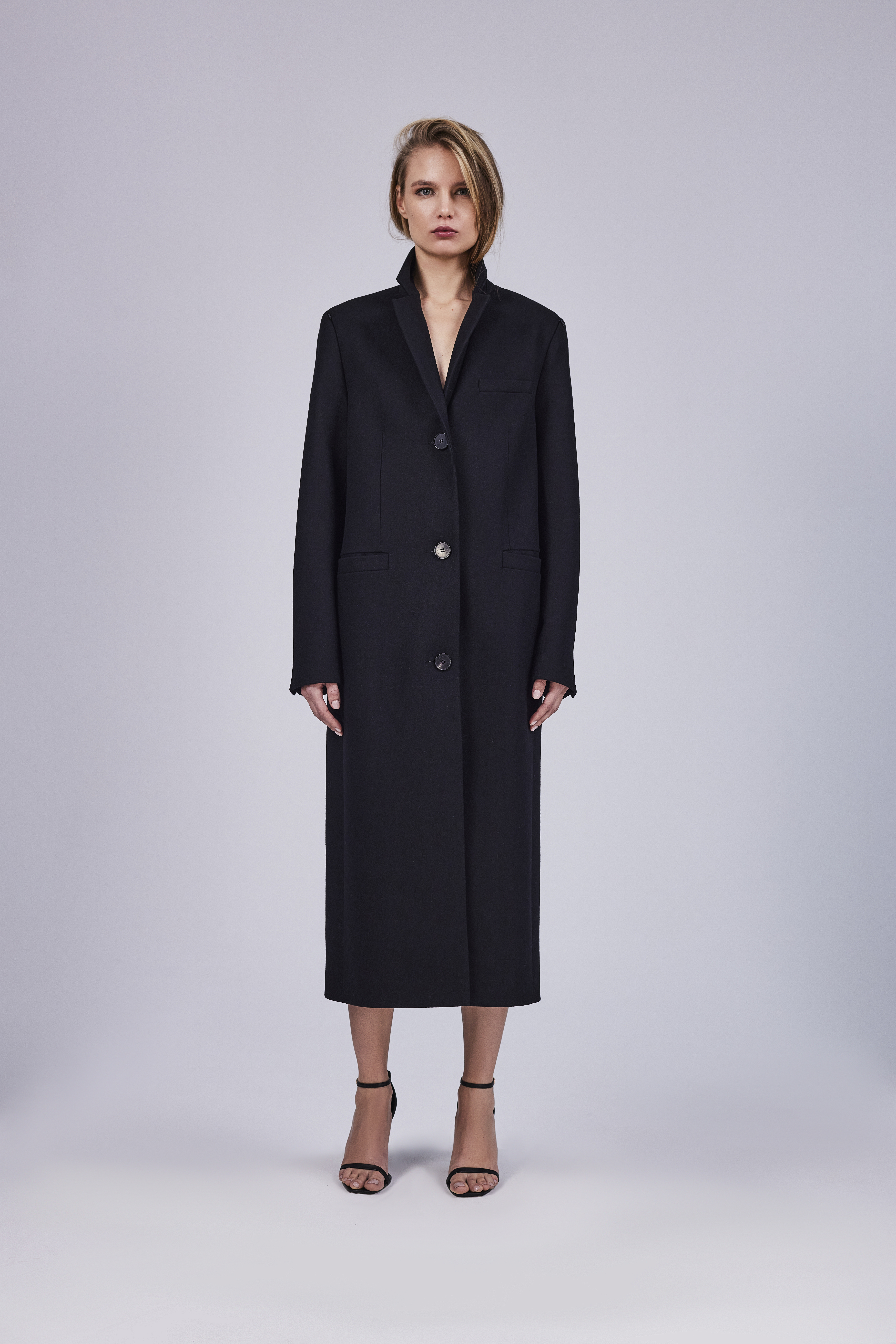 Coat with slits on the sleeves