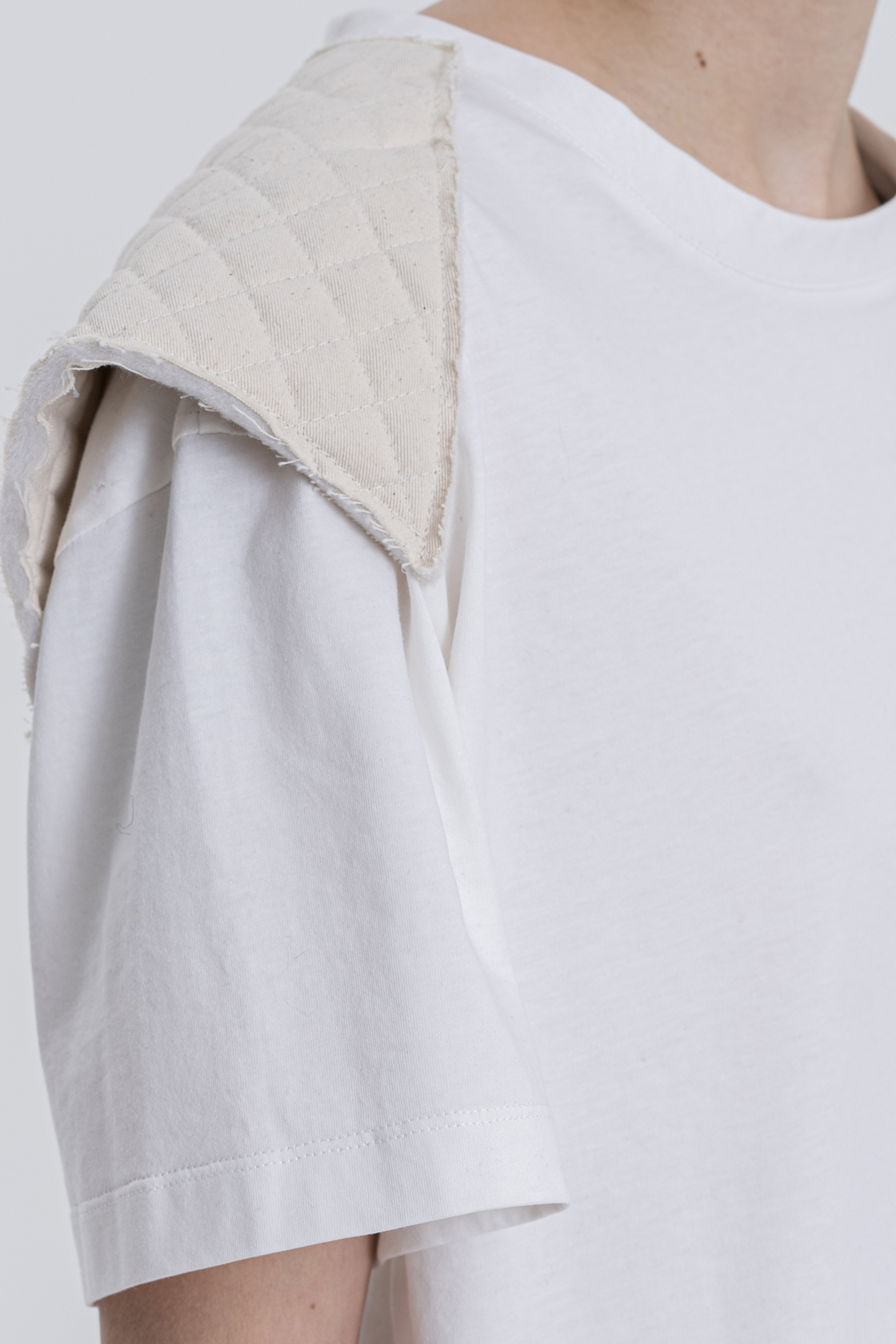 Tshirt with quilted shoulder pads